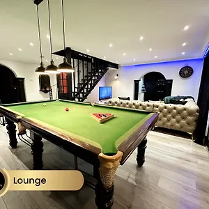 4 Bedroom House, Heathrow Airport, Luxe Colnbrook